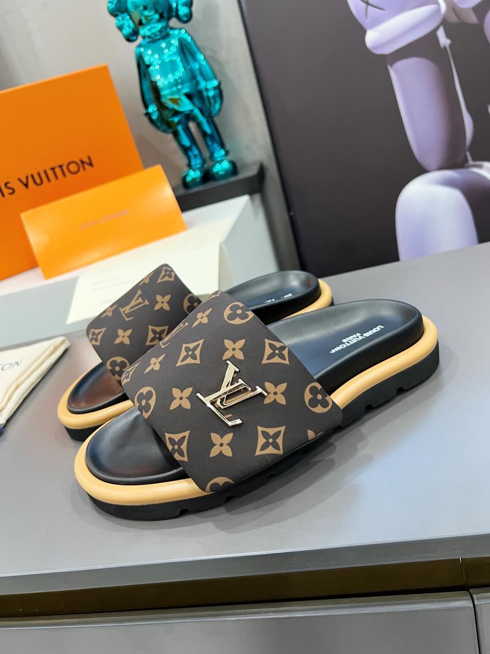 Louis Vuitton Slippers